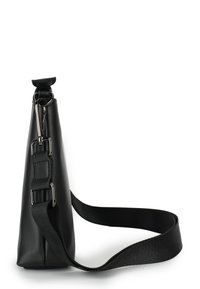 Borsa a tracolla in pelle nera con una forma triangolare strutturata. Presenta una tracolla removibile e dettagli in metallo.