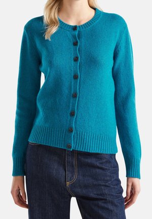 Turquoise cardigan met een ronde halslijn, ribgebreide manchetten en onderrand, en zes donkere knopen aan de voorkant. Zachte, gestructureerde gebreide stof.