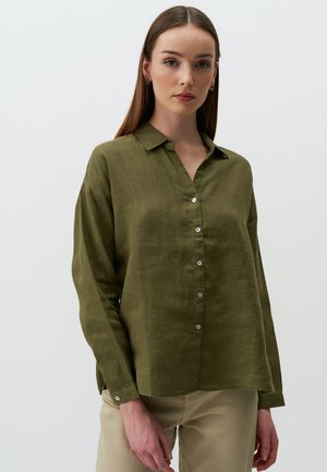 Camicia di lino verde con maniche lunghe, chiusura frontale con bottoni e colletto. Presenta una texture sottile e bottoni leggeri per la chiusura.