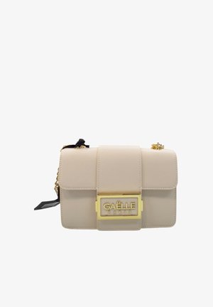 Borsa beige con superficie testurizzata, hardware dorato, pattina frontale e un logo prominente. Presenta una tracolla a catena dorata e un dettaglio in raso.