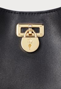 Svart läderhandväska med ett lås av guldfärgad metall med bokstäverna "RL" ingraverade, slät yta och rena kanter.