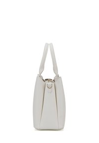 Borsa bianca e strutturata in pelle ecologica. Presenta una chiusura superiore, manici doppi e un accento decorativo in anello argentato.