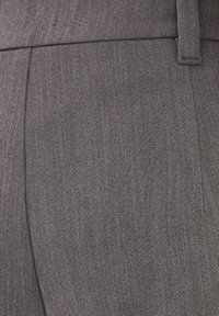 Szare spodnie wykonane z fakturowanej tkaniny o subtelnym wzorze. Charakteryzują się prostym krojem oraz płaskim przodem z bocznymi kieszeniami.