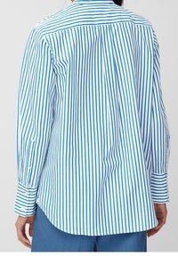Camicia a maniche lunghe con strisce verticali blu e bianche, polsini con bottone e orlo curvo. Realizzata in tessuto leggero con colletto classico.