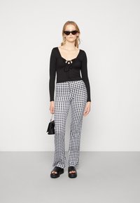 Noisy May NMPASA FLARED PANTS - Leggings - Calças - bright white