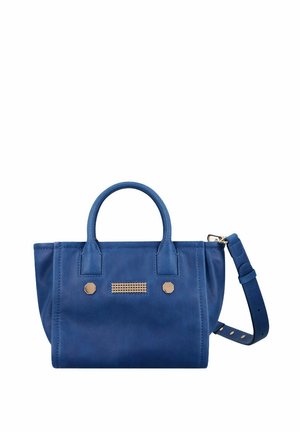 Sac à main en cuir bleu avec deux poignées supérieures, clous hexagonaux dorés, une plaque décorative dorée et une bandoulière réglable sur fond blanc.