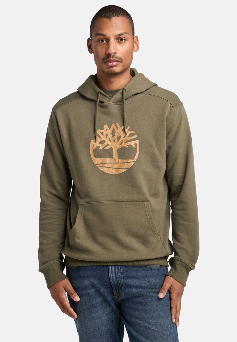 Felpa verde oliva con tasca a marsupio e polsini a coste, con un grande logo beige di un albero sul petto. Vestibilità casual.