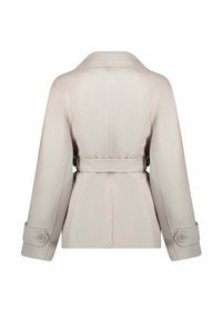 Cappotto beige chiaro con un design strutturato, trama morbida, grande colletto e vita accentuata da una cintura. Presenta polsini con bottoni e una vestibilità sartoriale.