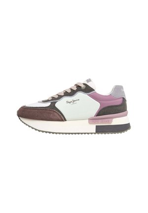 Multikleur sneaker met lichtblauwe, donkerbruine en paarse suède panelen. Voorzien van een witte zool, ronde neus en veters. Logo aan de zijkant.