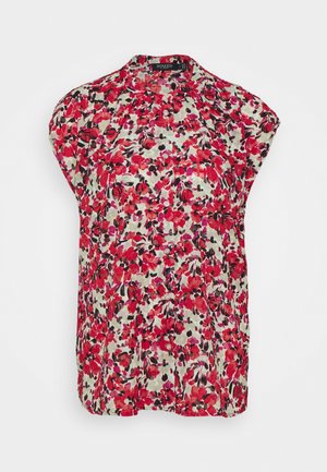 Mouwloze blouse met knopen, voorzien van een rood en roze bloemenpatroon op een lichte achtergrond, met een kraag en geplooide stof bij de schouders.