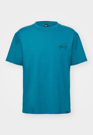 Türkises T-Shirt mit kurzen Ärmeln aus Baumwolle. Verfügt über einen runden Ausschnitt und ein kleines schwarzes gesticktes Logo auf der linken Brust.