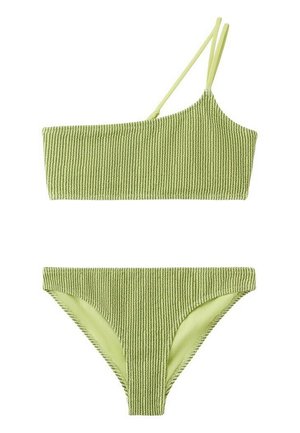 Bikini de dos piezas de color verde claro con textura, con top de un solo hombro y braguitas a juego de tiro bajo, colocado plano sobre fondo blanco.
