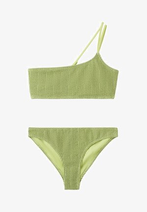 Bikini deux pièces vert clair texturé avec haut asymétrique à une épaule et bas taille basse assortis, posés à plat sur un fond blanc.
