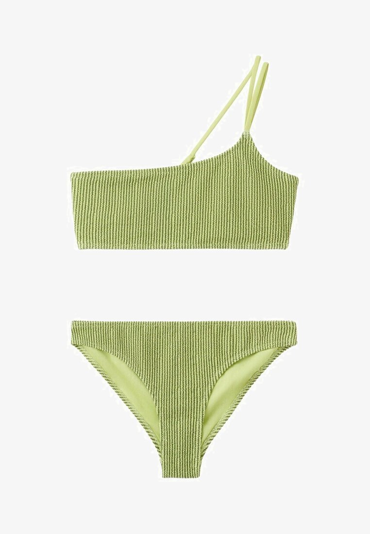 Bikini deux pièces vert clair texturé avec haut asymétrique à une épaule et bas taille basse assortis, posés à plat sur un fond blanc.