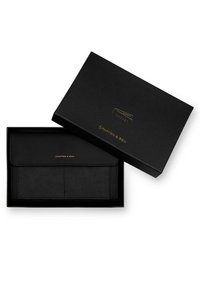 Černá kožená peněženka s hladkým povrchem, navržená s klopou a dvěma předními kapsami, předkládaná v černé krabičce se zlatými akcenty.