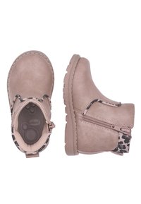 Botines tobilleros marrones claros con un exterior sintético suave, cremallera lateral y acentos de estampado de leopardo texturizado en la parte trasera. Suela de caucho con dibujo para mayor agarre.