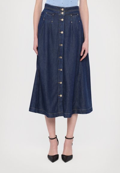 Mørkeblå denim midi-nederdel med knaplukning foran, guldfarvet hardware og sidelommer, der har en svungen silhuet og kontrastsyninger.