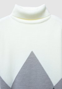 Maglione bianco a collo alto con una texture a coste, caratterizzato da un motivo a rombi grigio nella parte inferiore. Design semplice e moderno.