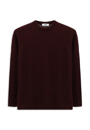 Bordeauxroter Strickpullover mit strukturiertem Muster, mit Rundhalsausschnitt und gerippten Bündchen. Das Material wirkt weich und warm.