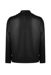 Chaqueta de cuero negra con un acabado suave, que presenta un cuello alzado y detalles acanalados en los hombros, mostrada desde la parte trasera.