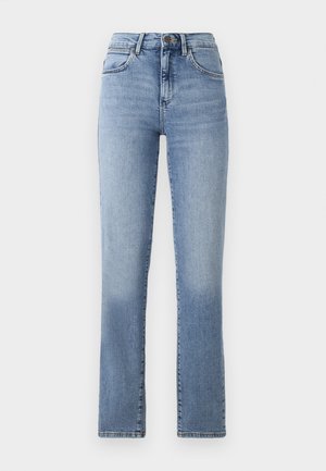 Jean en denim bleu, coupe droite, taille haute, avec un délavage, poches avant et arrière standards, et passants de ceinture.