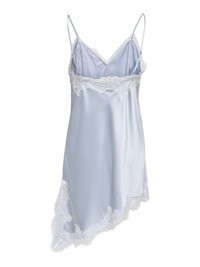 Robe nuisette en satin bleu clair avec un galon en dentelle blanche, bretelles spaghetti réglables et ourlet asymétrique.
