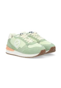 Sneaker verde chiaro con un design in suede e rete, punta rotonda, lacci crema e un accento corallo sulla suola. Dettaglio della linguetta a scacchi.