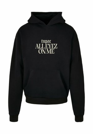 Čierna mikina s kapucňou, klokanie vrecko a rebrované manžety. Na prednej strane je napis "tupac ALL EYEZ ON ME" v krémovej farbe.
