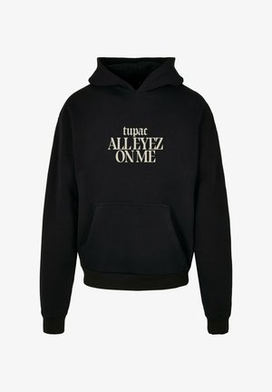 Fekete kapucnis pulóver kenguruzsebbel és bordás mandzsettával. Elöl a "tupac ALL EYEZ ON ME" felirat szerepel krémszínű betűkkel.