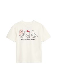 Bílý bavlněný tričko s potiskem karikaturních postaviček: růžová postava, Hello Kitty s červenou mašlí a modro-ušatý králíček. Text pod ním zní "HELLO KITTY A PŘÁTELÉ."