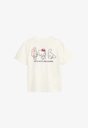 Camiseta de algodón blanca con personajes de dibujos animados: una figura rosa, Hello Kitty con un lazo rojo y un conejo con orejas azules. El texto debajo dice "HELLO KITTY Y SUS AMIGOS."