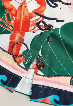 Erksinine särk, millel on suur punane homaarigraafika, rohelised lehed ja tumedad nupud. Tekstuuriga kangas, julged mustrid ja kontrastsed värvid.