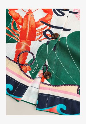 Erksinine särk, millel on suur punane homaarigraafika, rohelised lehed ja tumedad nupud. Tekstuuriga kangas, julged mustrid ja kontrastsed värvid.