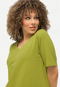 Ulla Popken A-LINIE HALBARM - Triko s potiskem - apple green