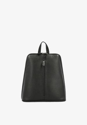 Schwarzer Leder-Rucksack mit einem oberen Griff, einer vorderen vertikalen Reißverschlusstasche und abgerundeter rechteckiger Form vor weißem Hintergrund.