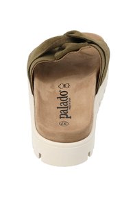 Sandale à glissière en suede vert olive avec une sangle texturée, une semelle intérieure rembourrée beige et une épaisse semelle en plateforme blanche. Comprend le logo de la marque.