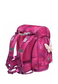 Rosa Rucksack mit einem Farbverlaufdesign, Netzriemen, einem oberen Griff und einem dekorativen Schmetterling-Accessoire. Verfügt über verstellbare gepolsterte Riemen und reflektierende Details.
