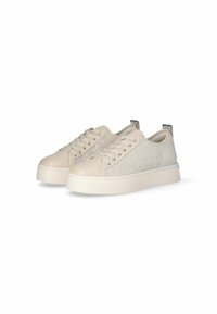 Beige platform sneakers van leer met een textuurdesign, voorzien van zilveren accenten, een ronde neus en een klassieke vetersluiting.