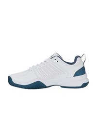 Chaussure de sport blanche avec des accents bleu foncé, côtés perforés, fermeture à lacets, col rembourré et semelle texturée pour une meilleure adhérence.