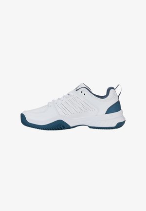 Weißer Sportschuh mit dunkelblauen Akzenten, durchlüfteten Seiten, Schnürverschluss, gepolsterter Ferse und strukturiertem Sohlen für besseren Halt.