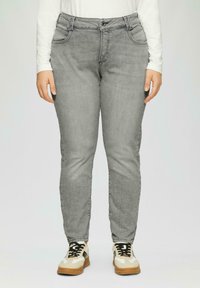 Graue Jeans aus Denim im Slim-Fit, mit Knopf- und Reißverschluss, vorderen Taschen und einer glatten Textur.