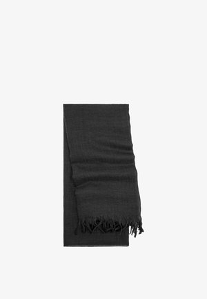 Czarny szal wykonany z miękkiego, fakturowanego materiału, z frędzlami na krawędziach i prostokątnym kształcie. Prosty design bez wzorów czy akcentów.