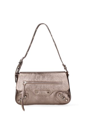 Sac épaule en cuir bronze métallique avec poche zippée à l'avant, bandoulière réglable et clous métalliques décoratifs aux coins.