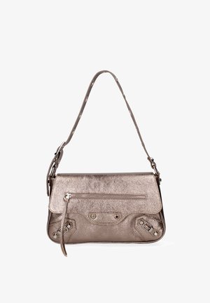 Metalen bronzen leren schoudertas met voorvak met ritssluiting, verstelbare riem en decoratieve metalen studs op de hoeken.