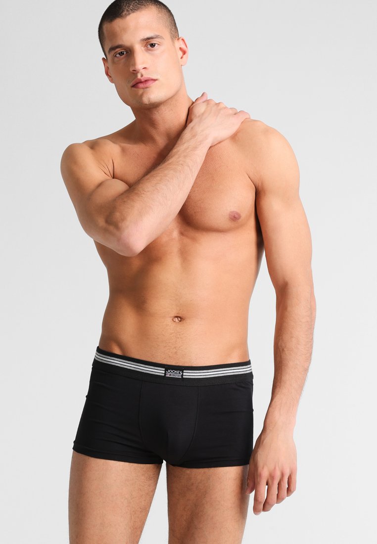 Schwarze Boxer-Shorts aus glattem Stoff mit einem elastischen Bund in grauen Streifen, ausgestattet mit einer Fronttasche für Unterstützung und einer figurbetonten Passform.