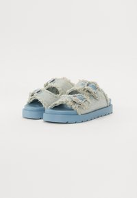 Blauwe platform sandalen met versleten stoffen banden, metalen accenten en een gestructureerd materiaal. Chunky zool voor extra stabiliteit.