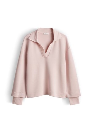 Pull rose clair à manches longues avec un col en V profond et un col et des poignets côtelés, présenté sur un fond blanc.