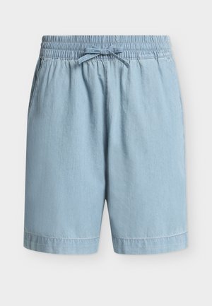Shorts en jean bleu clair avec taille élastique et cordon de serrage noué, dotés de poches latérales et d'ourlets droits.