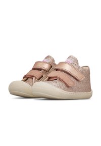 Scarpe dorate glitterate con due cinturini in Velcro regolabili, punta arrotondata e suola in gomma testurizzata. Rivestimento interno liscio e design robusto.