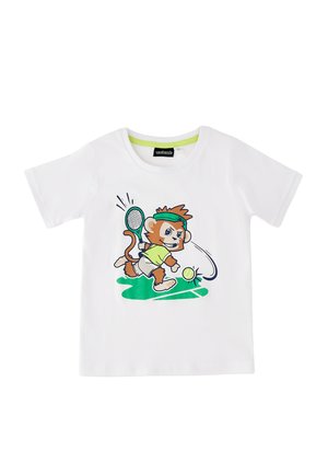 Biała dziecięca koszulka z kreskówkową małpką grającą w tenisa, ubraną w opaskę na głowę, zieloną koszulkę i białe spodenki na zielonym korcie tenisowym.